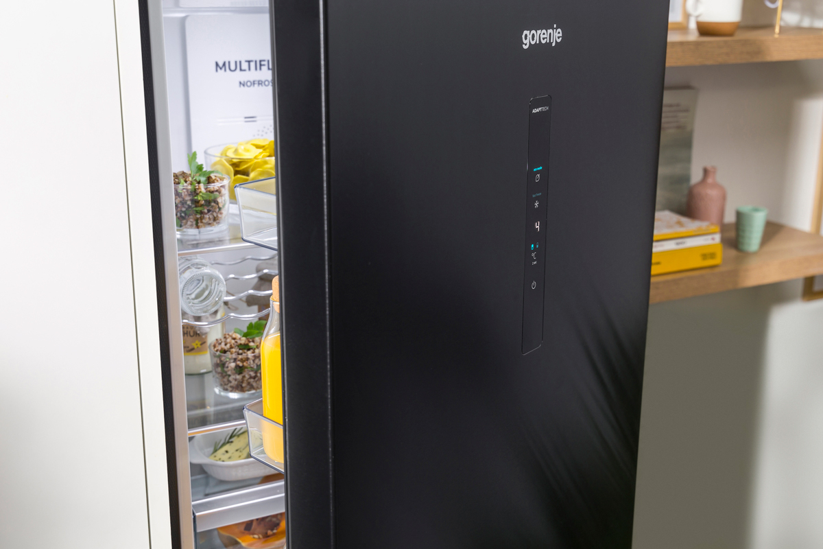 Frigiderul Gorenje din oțel negru elegant.