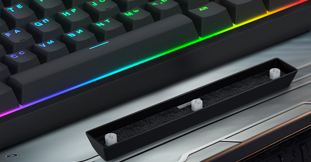 Atenție la confortul acustic chiar și în cele mai mici detalii. În mod tradițional, cea mai „zgomotoasă” tastă din tastaturi este bara de spațiu, care este echipată cu un strat suplimentar de spumă absorbantă de sunet.