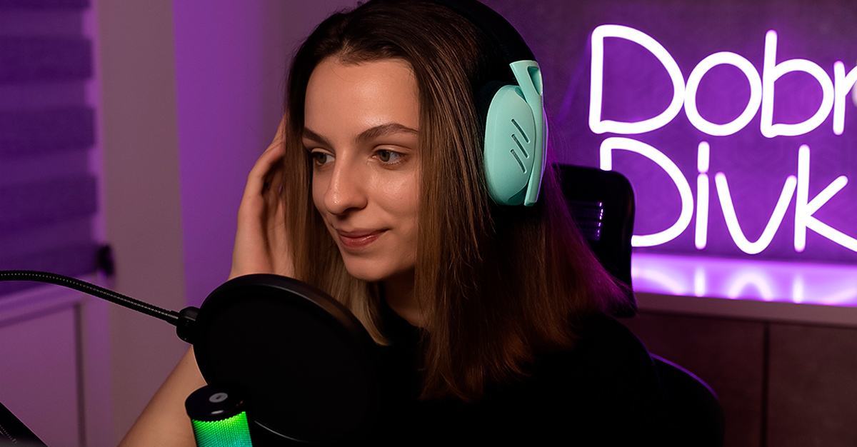 Căști pe care nu le observi! Greutatea căștilor este de doar 180 de grame, permițându-ți să le folosești pentru ore lungi de gaming sau sesiuni de lucru fără niciun disconfort.